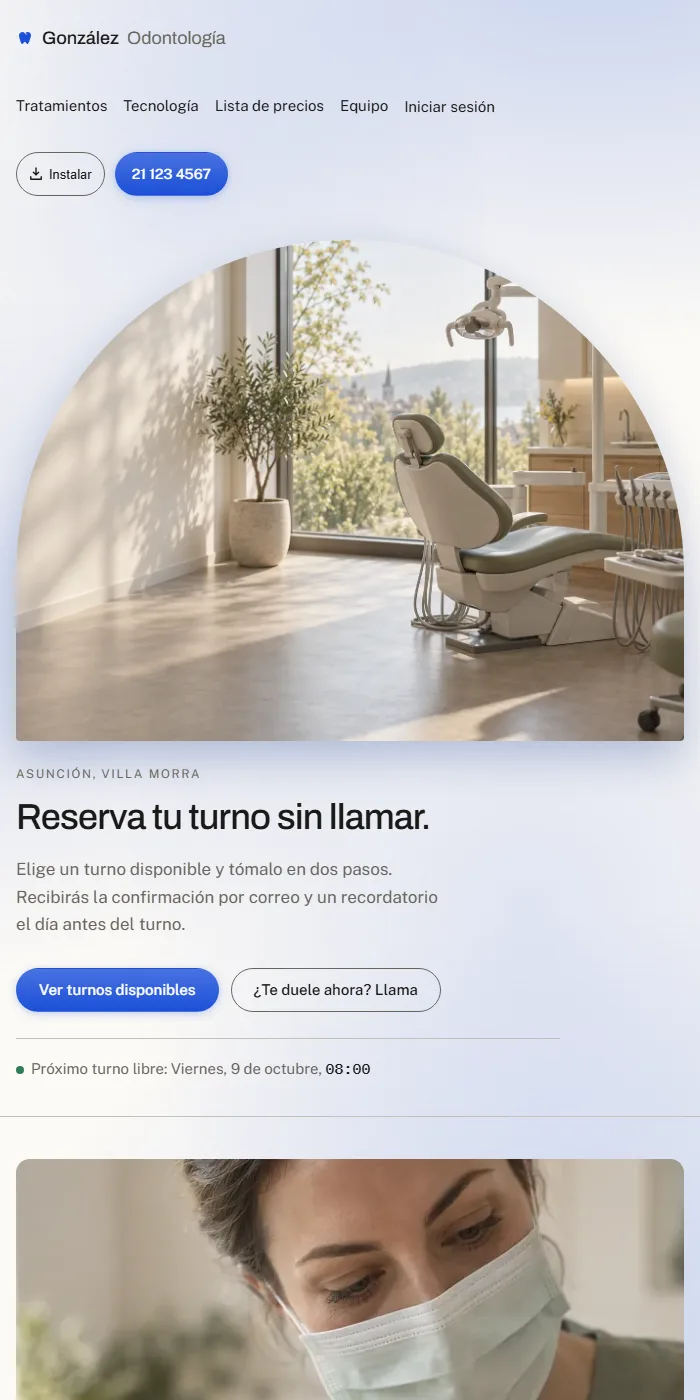 Sitio del consultorio en un teléfono: nombre del consultorio, menú, botón con el número, foto del interior y encabezado «Reserva tu turno sin llamar».